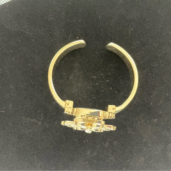 Gold tone Flower Bracelet - Picture 2 of 3